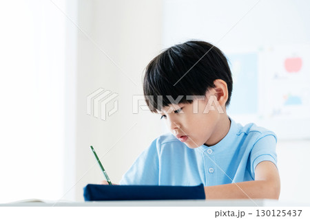 勉強する小学生の男の子 勉強する小学生の男の子 130125437