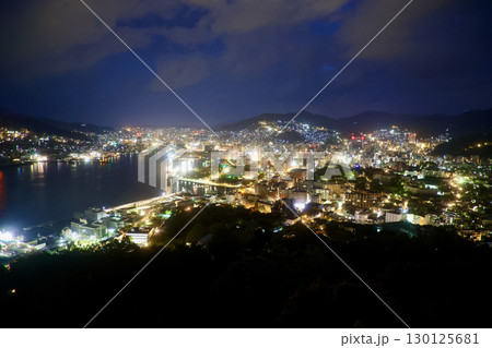 長崎の夜景・夜明け前（長崎県・長崎市） 130125681