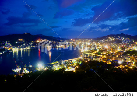 長崎の夜景・夜明け前（長崎県・長崎市） 130125682