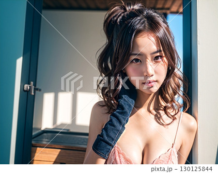 美しい白いビキニの女性 130125844