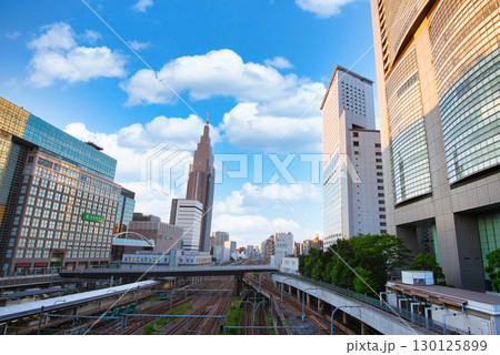 新宿バスタから望む夏空に浮かぶ雲 ドコモタワー 新宿バスタから望む夏空に浮かぶ雲 ドコモタワー 130125899