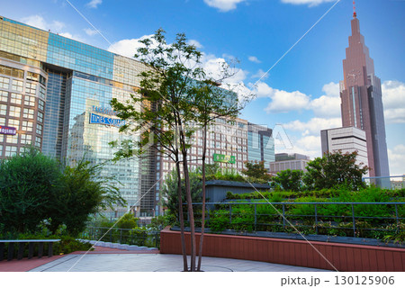 新宿バスタから望む夏空に浮かぶ雲　ドコモタワー 130125906