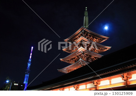 おぼろ月に照らされる五重塔と東京スカイツリー 浅草寺の夜景 おぼろ月に照らされる五重塔と東京スカイツリー 浅草寺の夜景 130125909