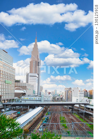 新宿バスタから望む夏空に浮かぶ雲　ドコモタワー 130125918