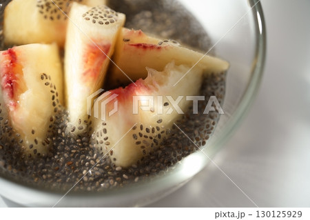 ぷちぷちチアシードとジューシーな桃のヘルシーデザート - 甘くとろける食感 ぷちぷちチアシードとジューシーな桃のヘルシーデザート - 甘くとろける食感 130125929