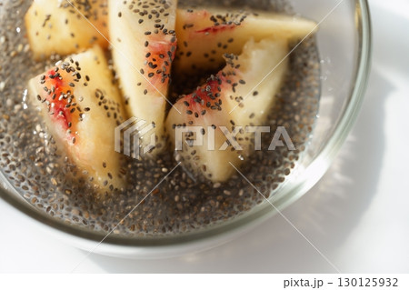 ぷちぷちチアシードとジューシーな桃のヘルシーデザート - 甘くとろける食感 ぷちぷちチアシードとジューシーな桃のヘルシーデザート - 甘くとろける食感 130125932