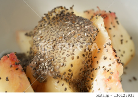 ぷちぷちチアシードとジューシーな桃のヘルシーデザート - 甘くとろける食感 130125933