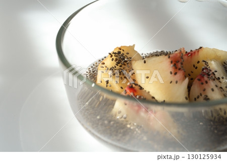 ぷちぷちチアシードとジューシーな桃のヘルシーデザート - 甘くとろける食感 130125934