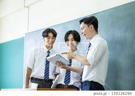 先生に質問をする男子高校生 130126299