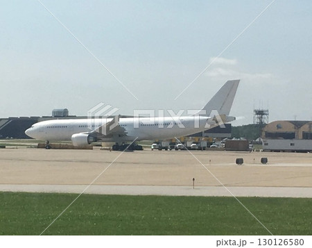 駐機している白い航空機 駐機している白い航空機 130126580
