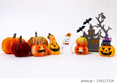かわいいお化けとハロウィンカボチャ　ハロウィンイメージ背景 130127316