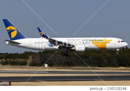 モンゴル航空B767成田アブローチ 130128246