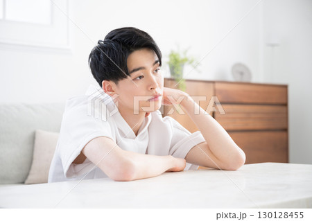 考える表情の男性のクローズアップ 130128455