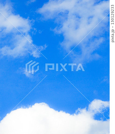 青空と雲のシンプルな風景 130129233