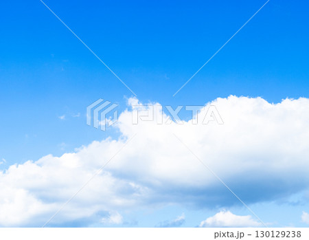 青空と雲のシンプルな風景 130129238