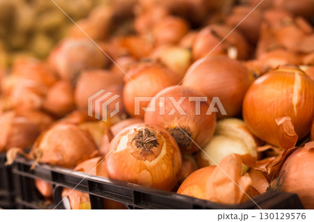 bulb onion in wicker baskets on market counter bulb onion in wicker baskets on market counter 130129576