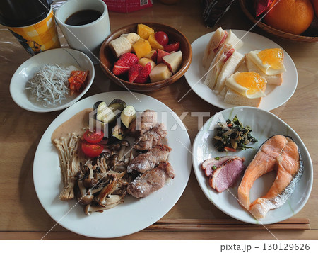 Buffet style meals バイキング形式の食事風景の一例 (ビュッフェスタイル,軽食) Buffet style meals バイキング形式の食事風景の一例 (ビュッフェスタイル,軽食) 130129626