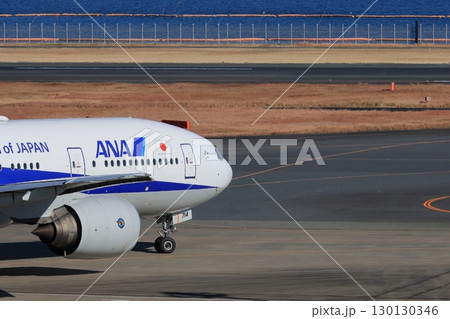 滑走路に向かう旅客機　出発イメージ 130130346