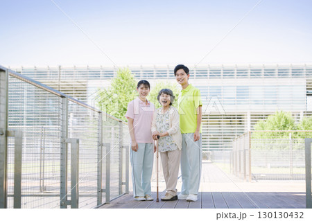 車椅子のシニア女性と若い介護スタッフ 車椅子のシニア女性と若い介護スタッフ 130130432