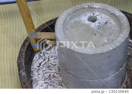 そばの実を挽く石臼 石臼 そばの実を挽く石臼 石臼 130130640