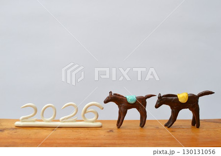白背景に紙粘土の馬の年賀素材　　  130131056