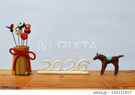 白背景に紙粘土の馬の年賀素材　　  130131057