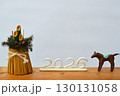 白背景に紙粘土の馬と門松飾りの年賀素材　　  130131058