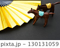 黒背景に紙粘土の馬と金色の扇子の年賀素材　　  130131059
