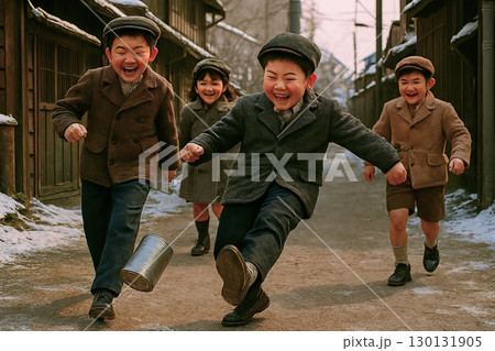 昭和の情景　缶蹴りをする子供たち 130131905