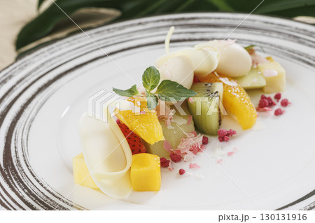 新鮮で美味しいフルーツの盛り合わせ 130131916