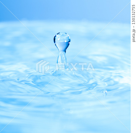 水しぶきのアクションショット 水しぶきのアクションショット 130132755