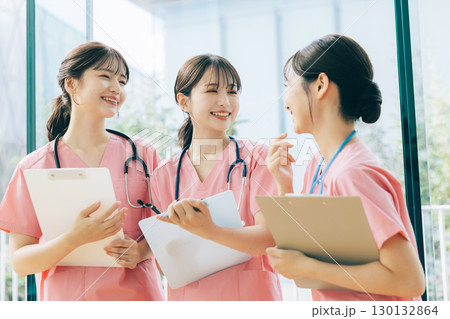 3人の女性看護師 130132864