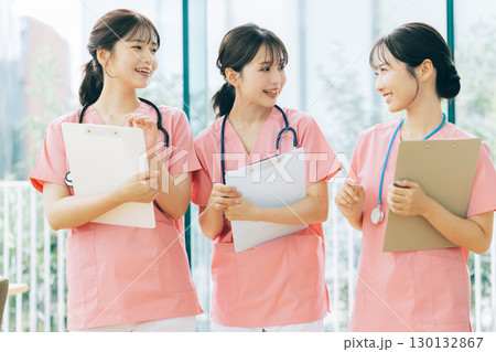 3人の女性看護師 130132867