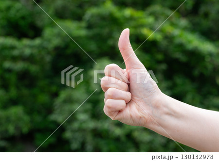 指のポーズ　サムズアップ 130132978