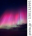 ピンクのオーロラが鮮やかに広がる北欧の夜空の風景 130132995