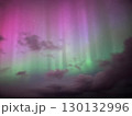 ピンクと緑のオーロラが北欧の夜空と雲を照らす絶景 130132996