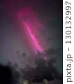ピンクのオーロラが降り注ぐ北欧の夜空 130132997