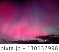 ピンクのオーロラが広がる北欧の夜空の風景 130132998