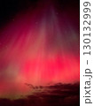 赤く輝くオーロラが広がる北欧の夜空の風景 130132999