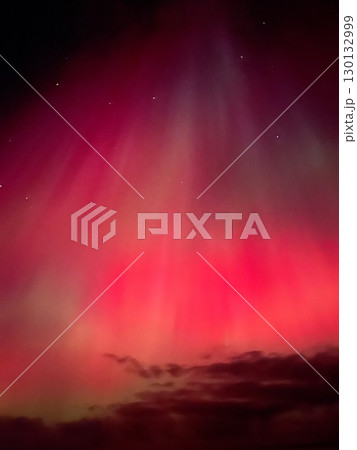 赤く輝くオーロラが広がる北欧の夜空の風景 130132999