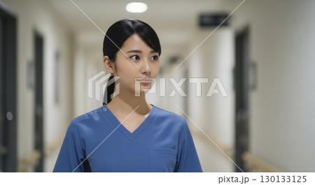 夜勤中に巡回している女性看護師 130133125