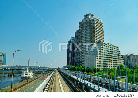 東京都 新交通ゆりかもめ 車窓からお台場海浜公園付近 東京都 新交通ゆりかもめ 車窓からお台場海浜公園付近 130133187