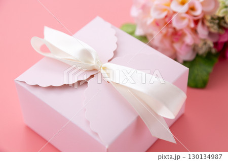 ピンク色のプレゼント 130134987