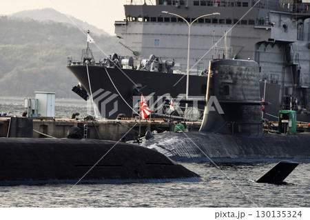 停泊中の潜水艦 停泊中の潜水艦 130135324