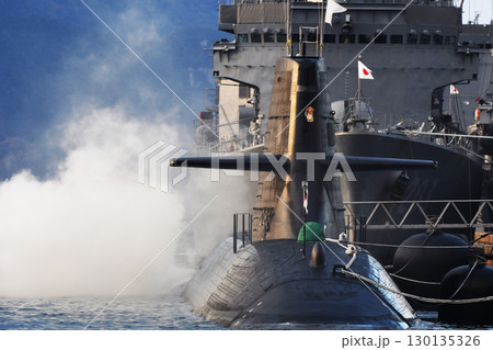 停泊中の潜水艦 停泊中の潜水艦 130135326