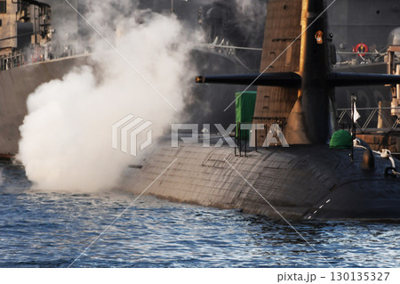 停泊中の潜水艦 停泊中の潜水艦 130135327