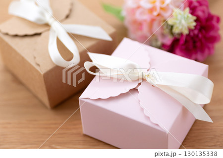 ピンク色のプレゼント 130135338