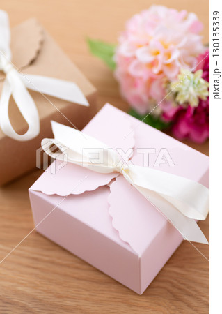 ピンク色のプレゼント 130135339