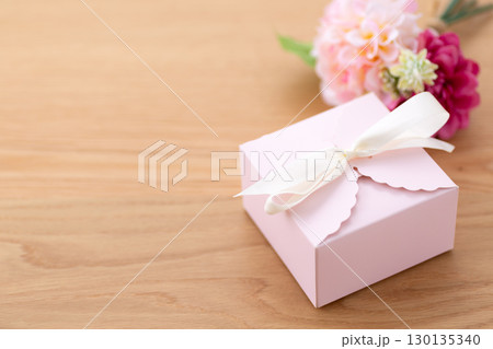 ピンク色のプレゼント ピンク色のプレゼント 130135340