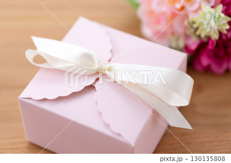 ピンク色のプレゼント ピンク色のプレゼント 130135808